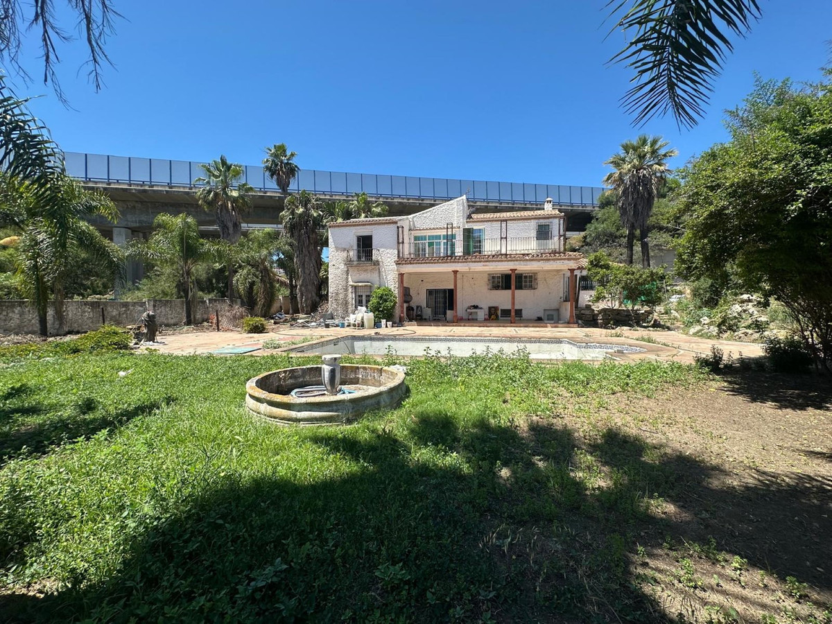 7 Bedroom Villa for Sale in Nueva Andalucía