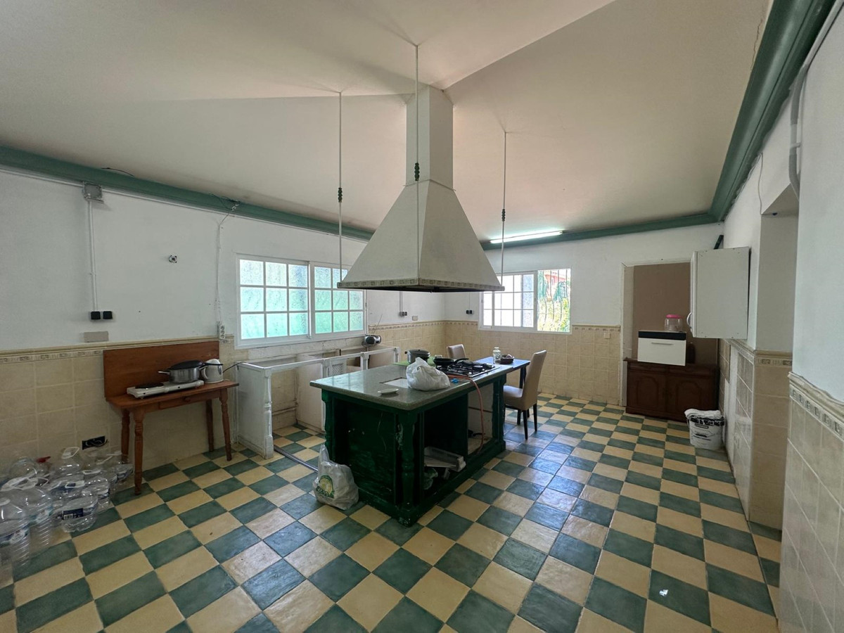 7 Bedroom Villa for Sale in Nueva Andalucía — 5