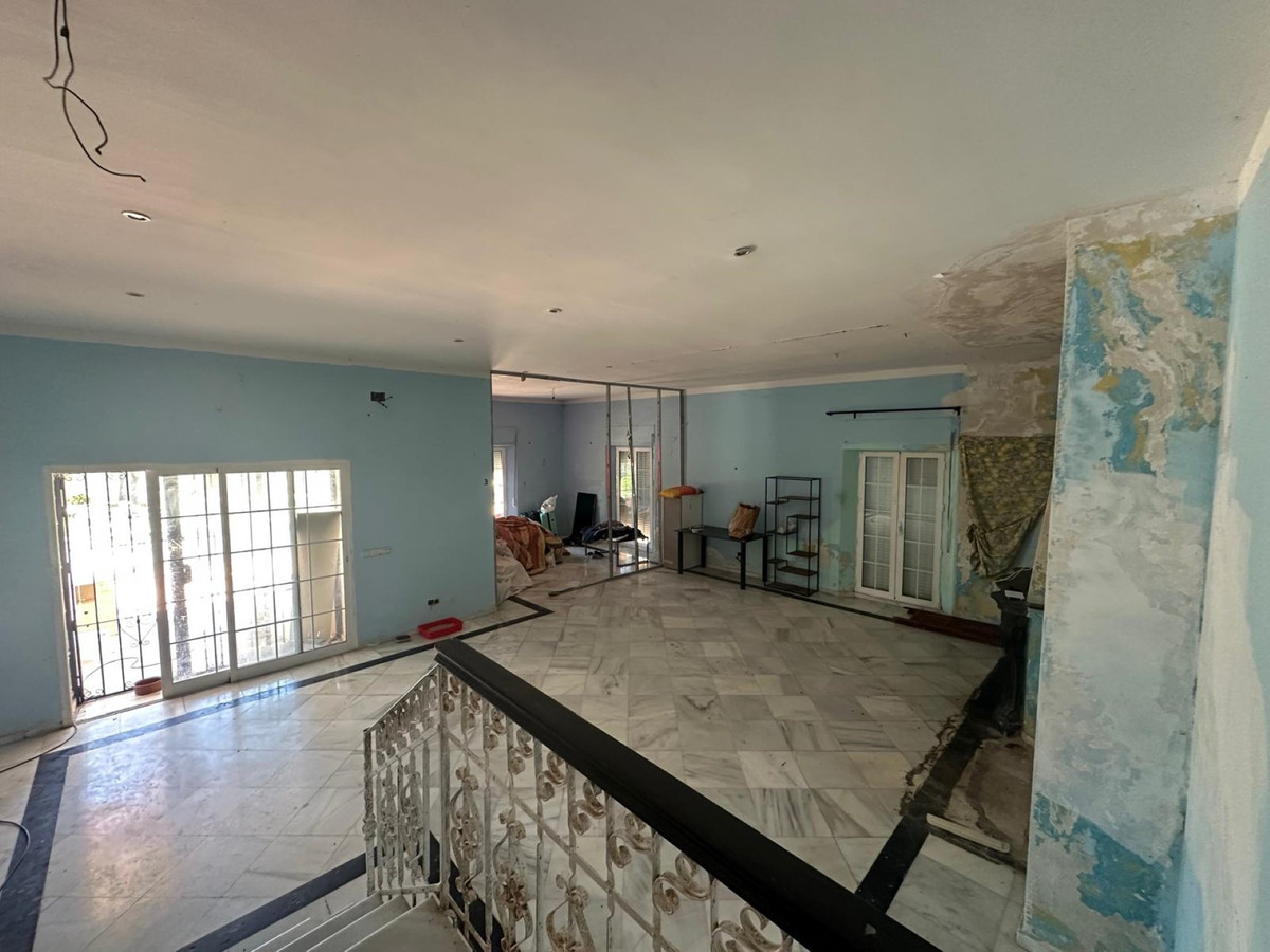 7 Bedroom Villa for Sale in Nueva Andalucía — 8