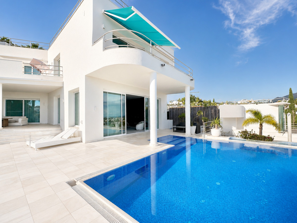 4 Bedroom Villa for Sale in Benahavís — 2