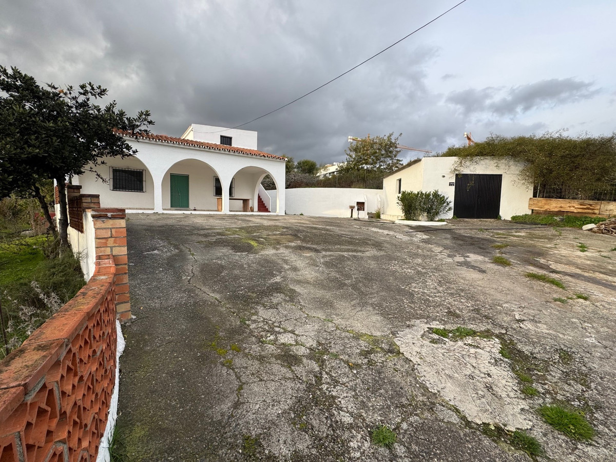 4 Bedroom Villa for Sale in Estepona
