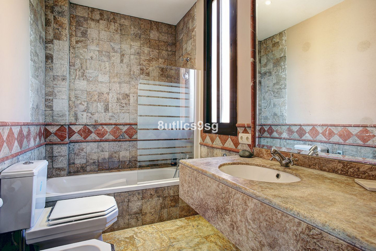 3 Bedroom Apartment for Sale in Estepona — 8