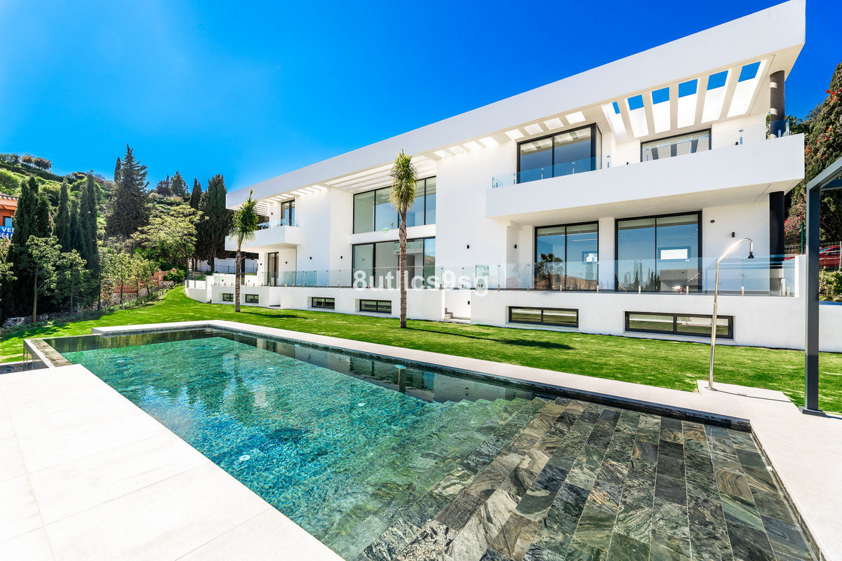 6 Bedroom Villa for Sale in Benahavís