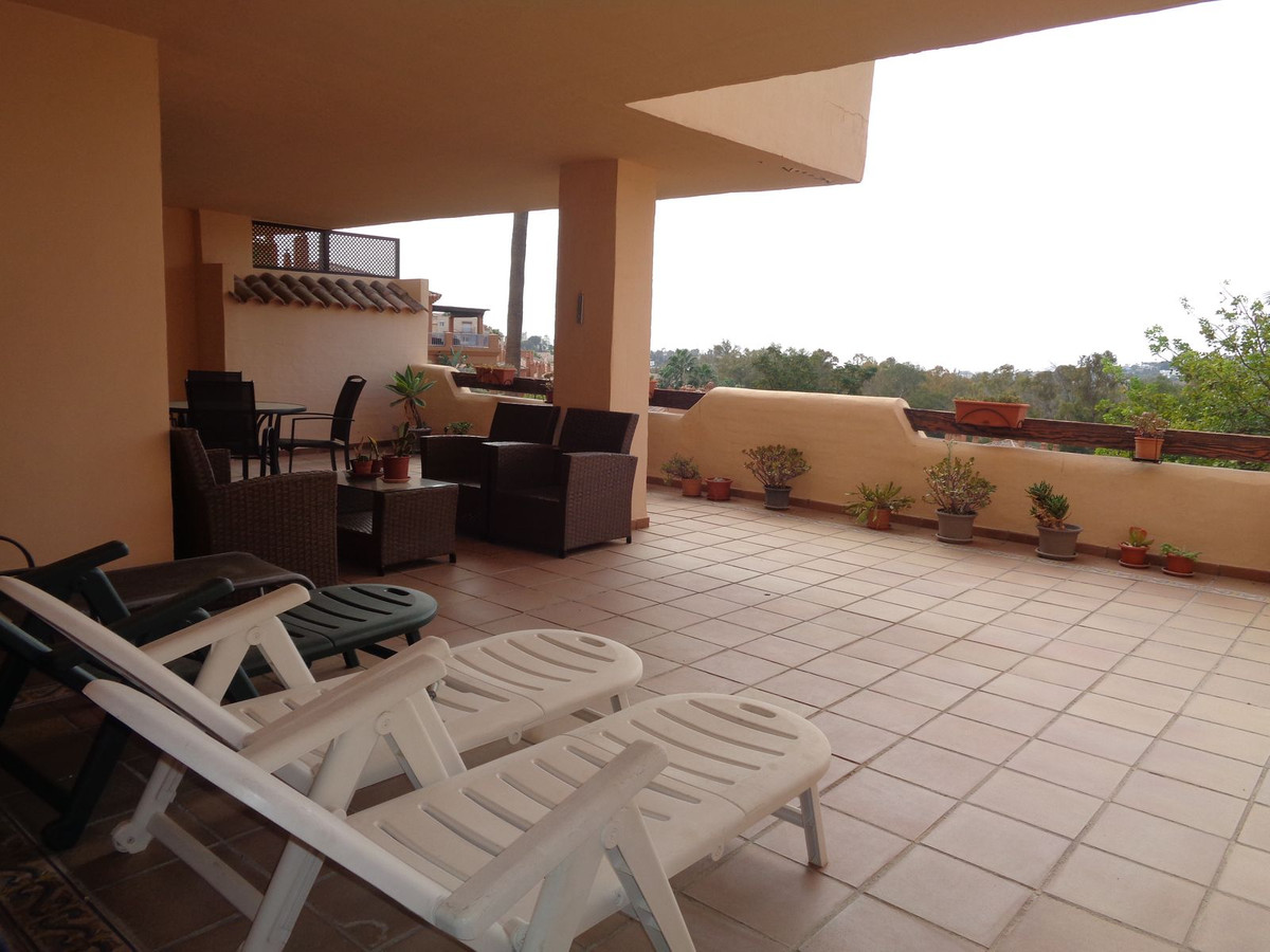 2 Bedroom Apartment for Sale in Benahavís — 8