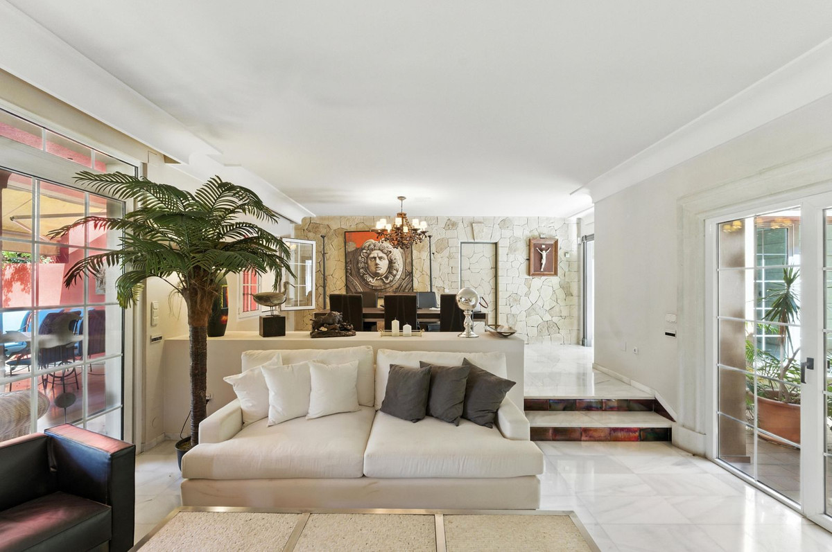 10 Bedroom Villa for Sale in Marbella — view 10