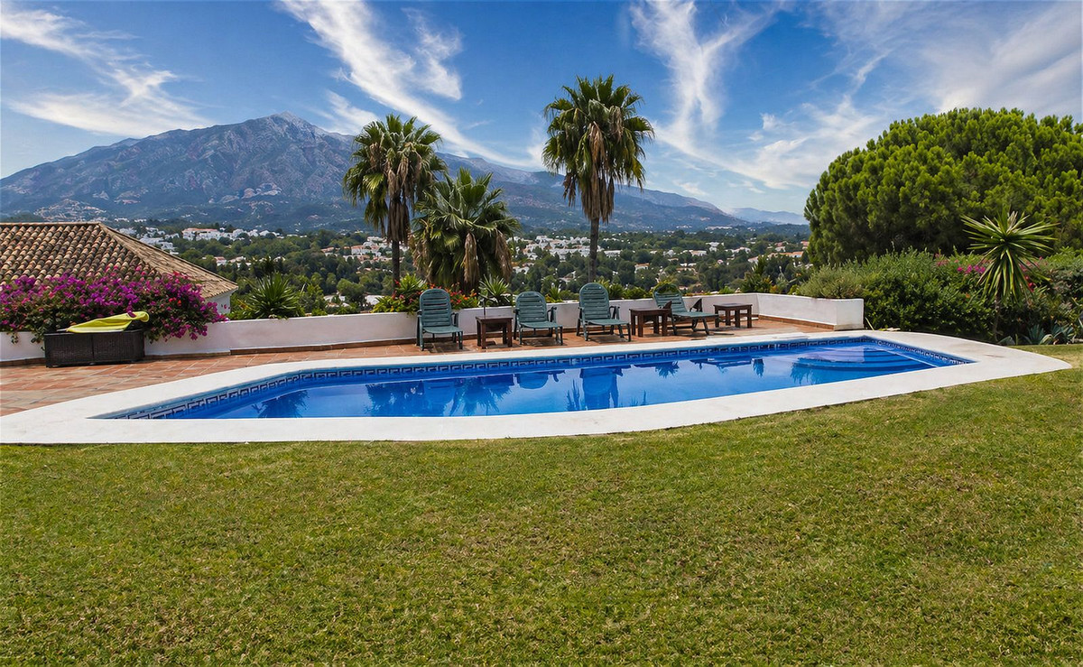 5 Bedroom Villa for Sale in Nueva Andalucía — 5