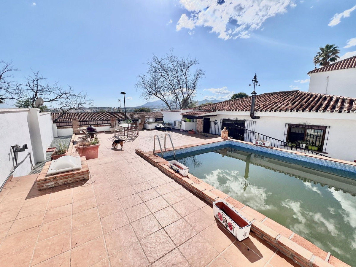 4 Bedroom Villa for Sale in Nueva Andalucía — 2