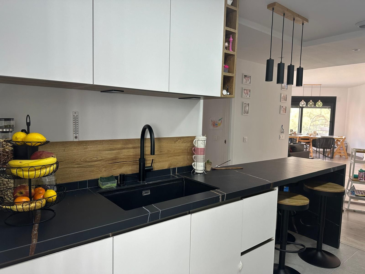 4 Bedroom Apartment for Sale in Estepona — 6