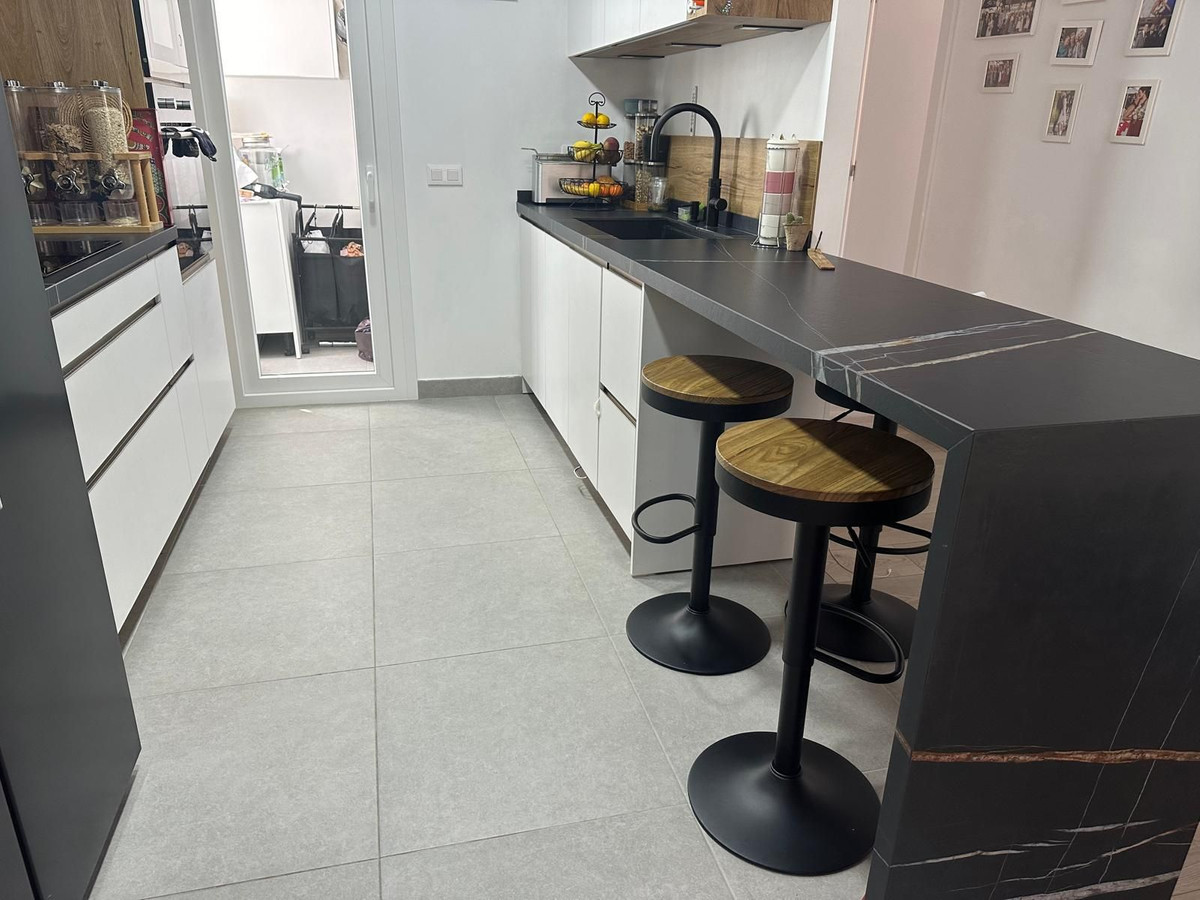 4 Bedroom Apartment for Sale in Estepona — view 10