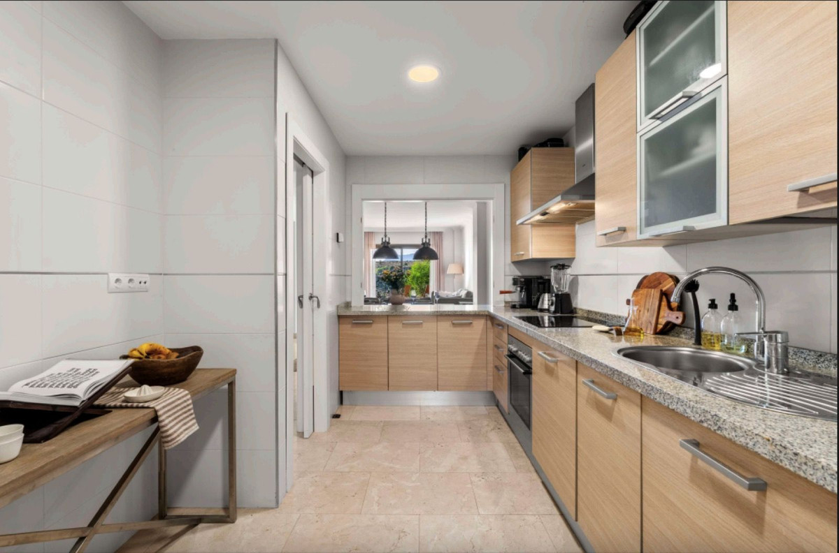 2 Bedroom Apartment for Sale in Benahavís — 7