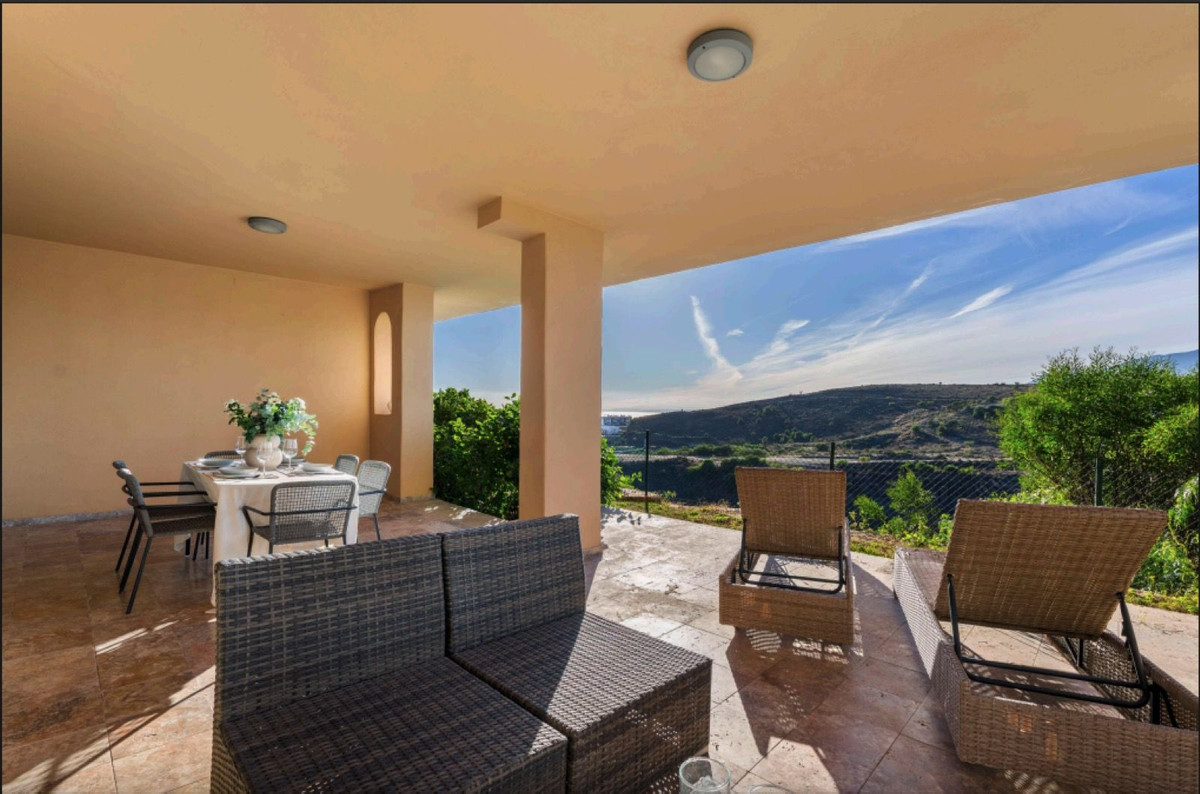 2 Bedroom Apartment for Sale in Benahavís — view 10
