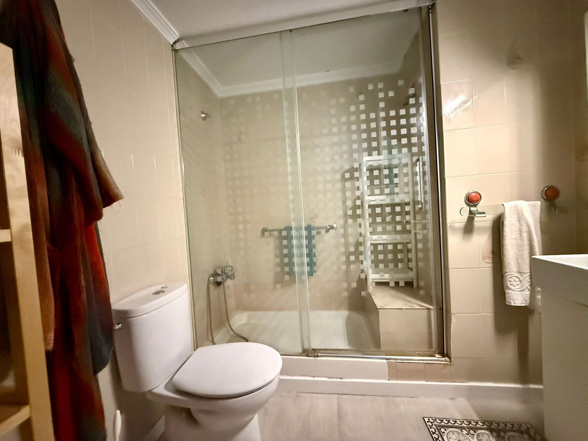 4 Bedroom Apartment for Sale in Estepona — 4