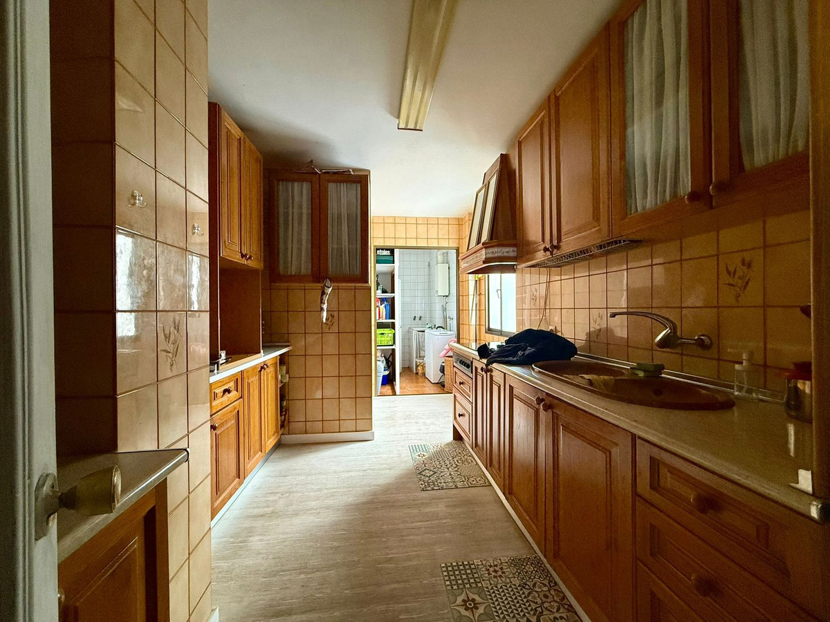 4 Bedroom Apartment for Sale in Estepona — 8