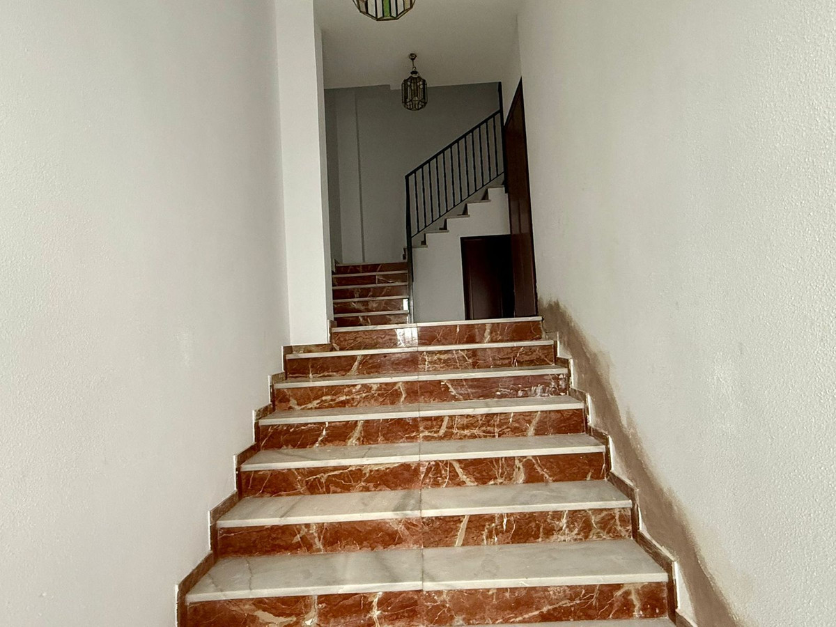 4 Bedroom Apartment for Sale in Estepona — 9