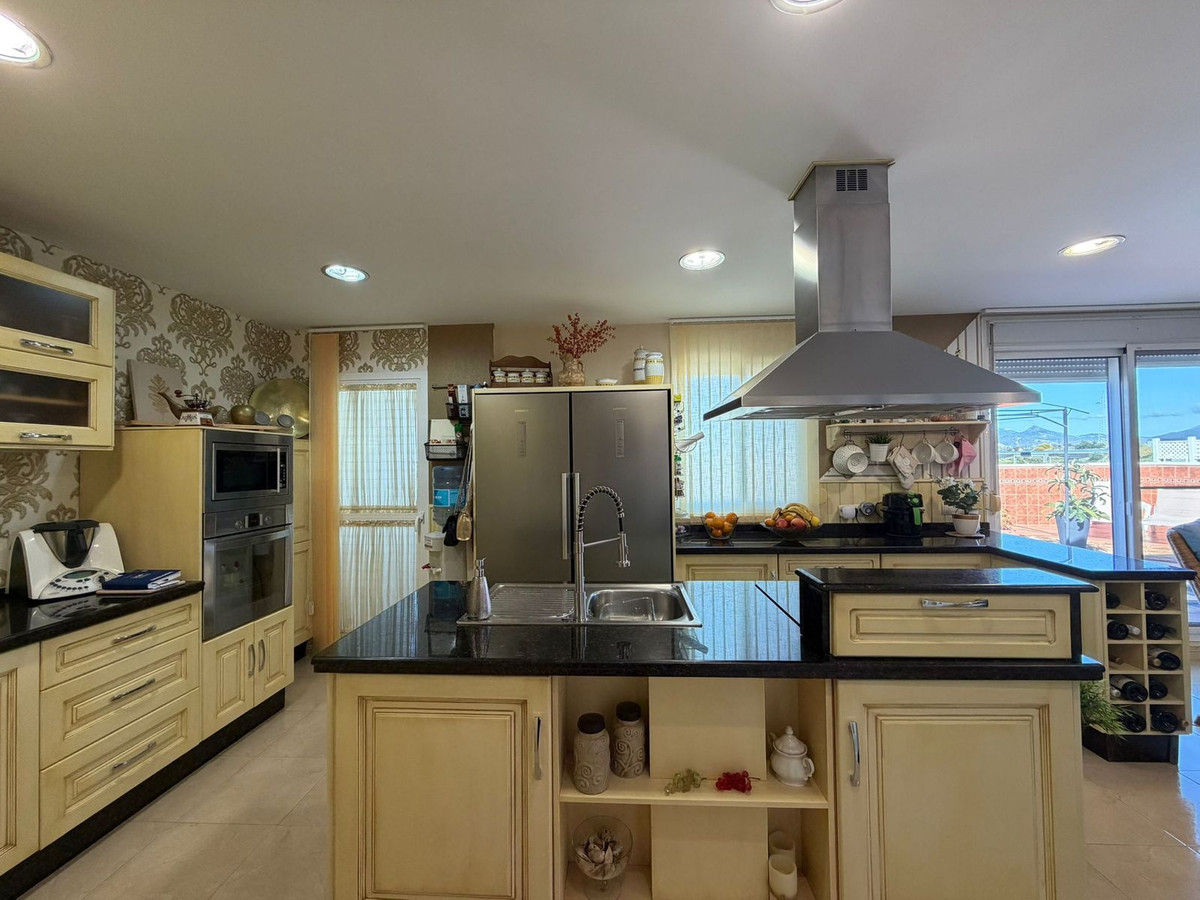 4 Bedroom Apartment for Sale in Estepona — 8