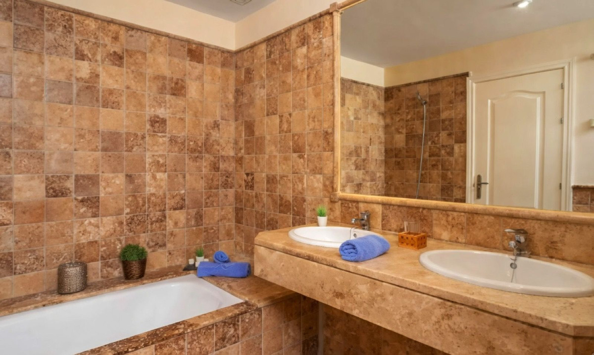 2 Bedroom Apartment for Sale in Benahavís — 6