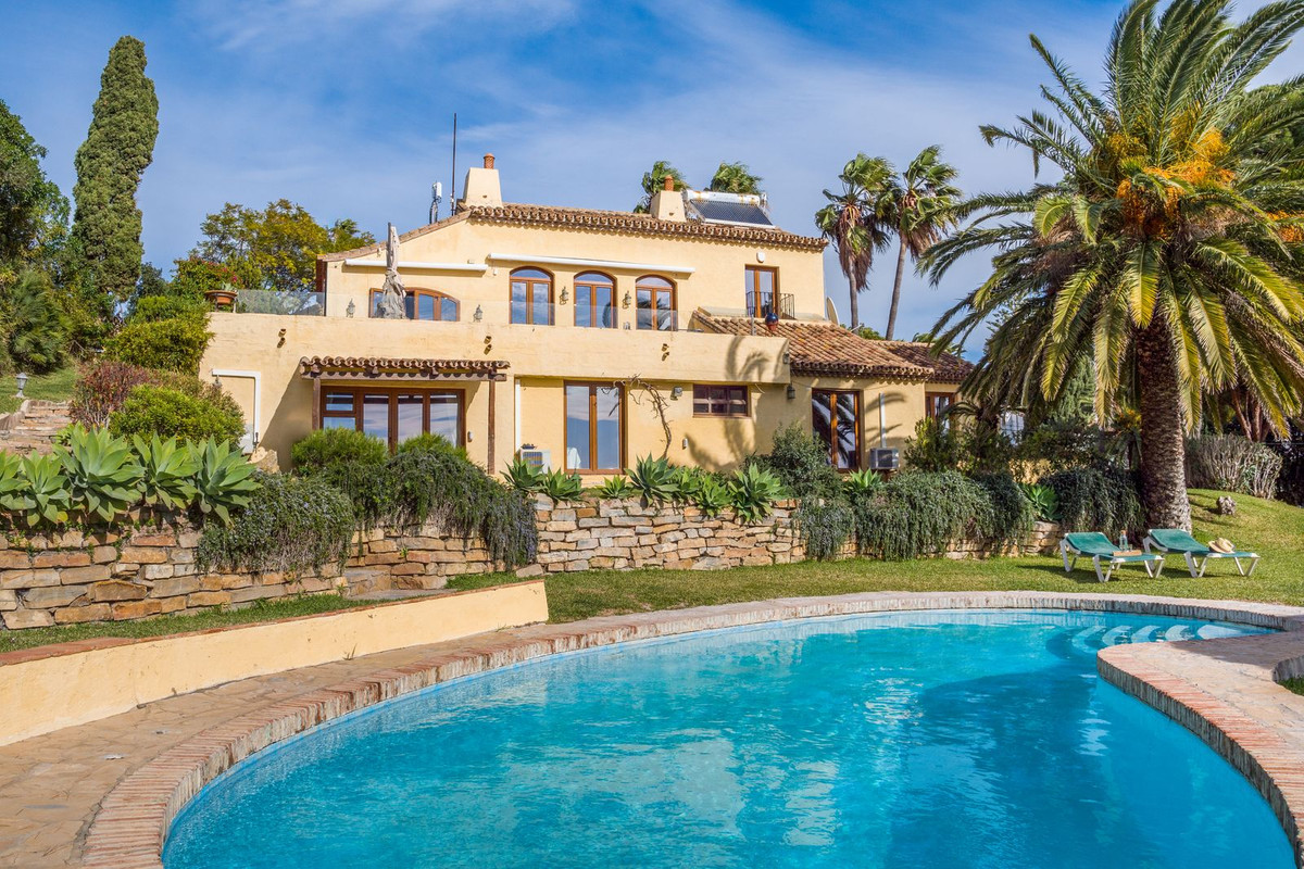 5 Bedroom Villa for Sale in Estepona