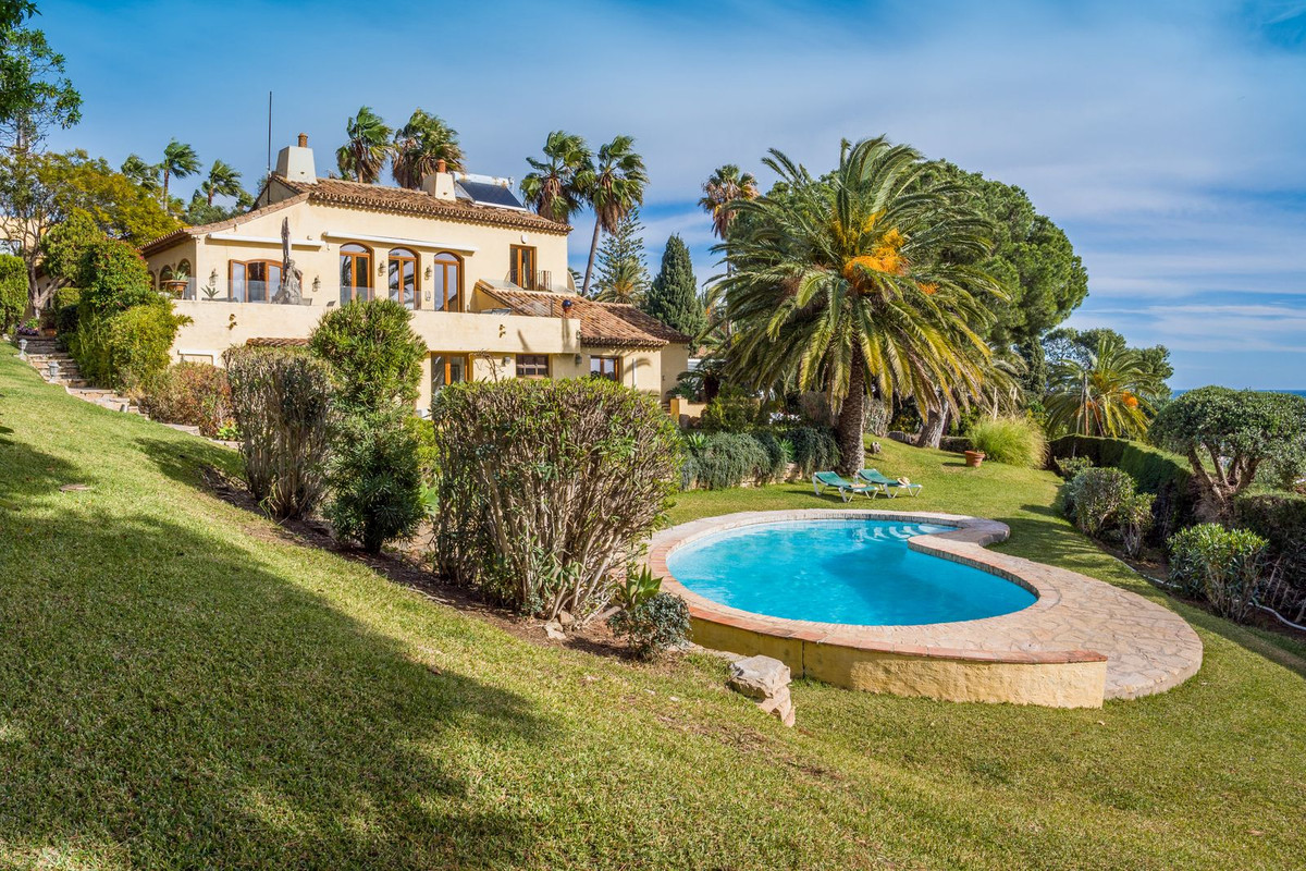 5 Bedroom Villa for Sale in Estepona — 2