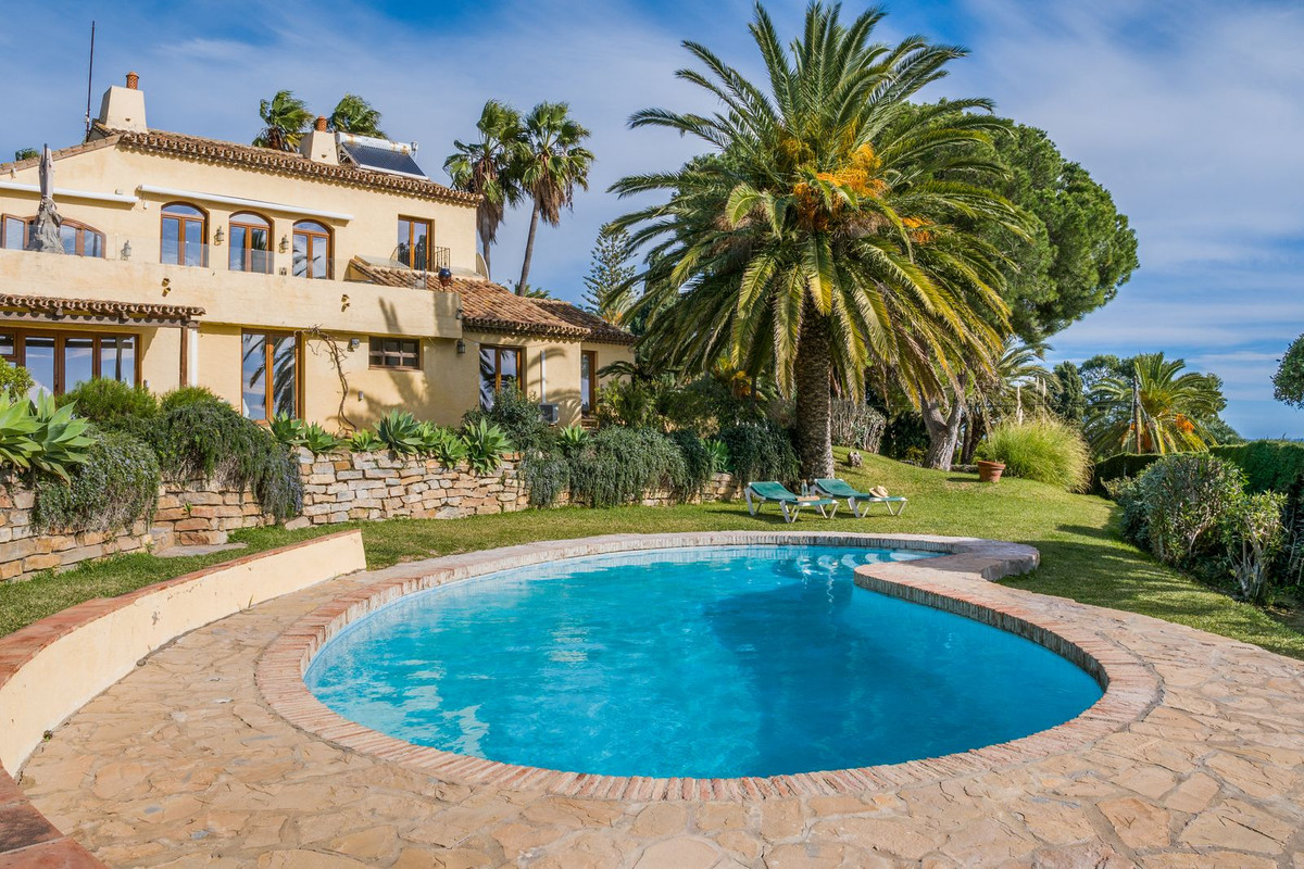 5 Bedroom Villa for Sale in Estepona — 3