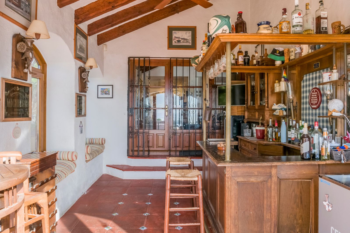5 Bedroom Villa for Sale in Estepona — 5