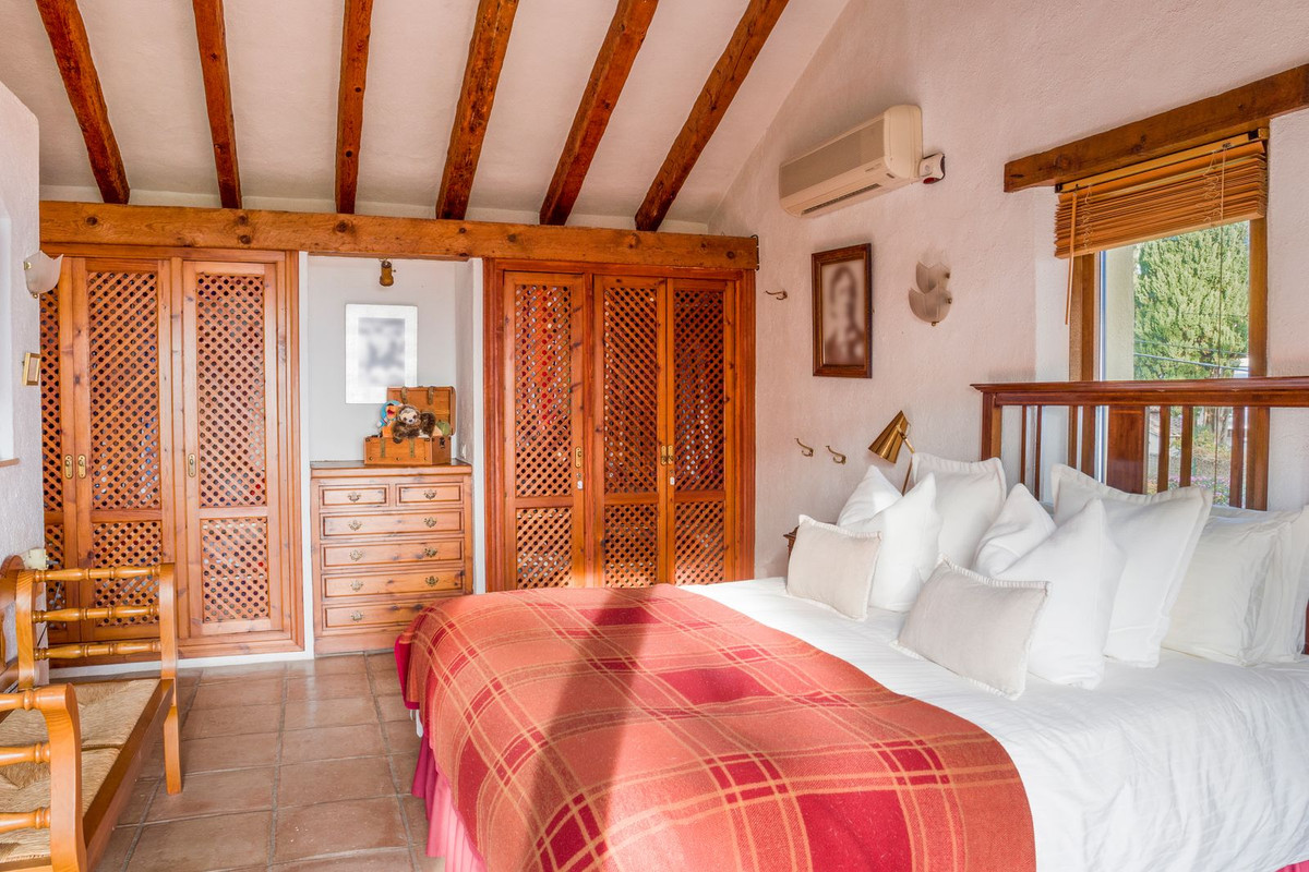 5 Bedroom Villa for Sale in Estepona — 6