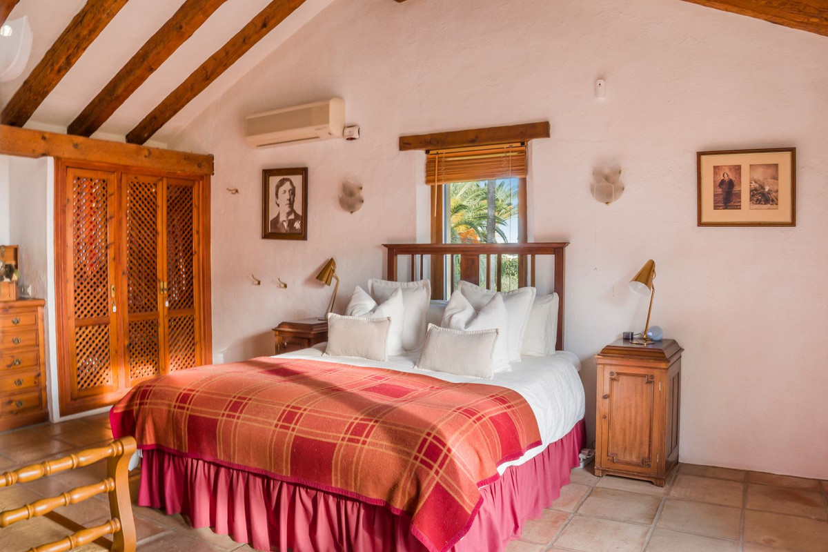 5 Bedroom Villa for Sale in Estepona — 7