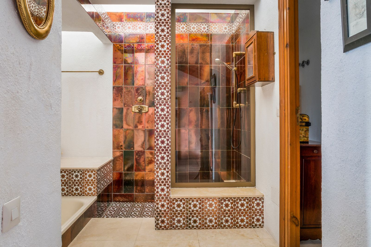 5 Bedroom Villa for Sale in Estepona — 8
