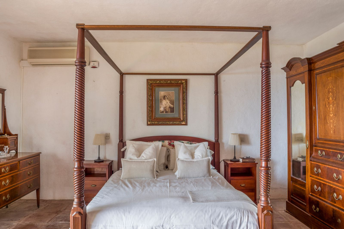 5 Bedroom Villa for Sale in Estepona — view 10