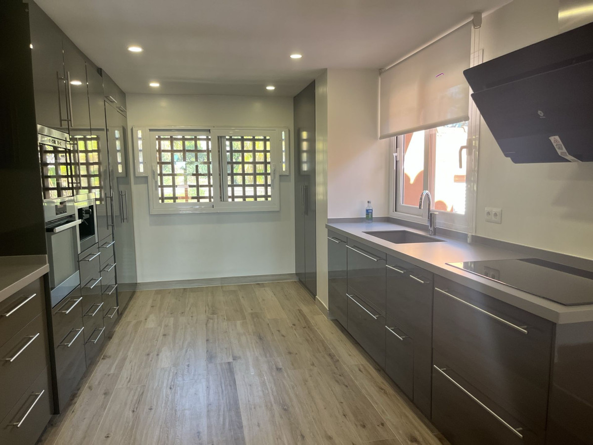 3 Bedroom Apartment for Sale in Estepona — 6