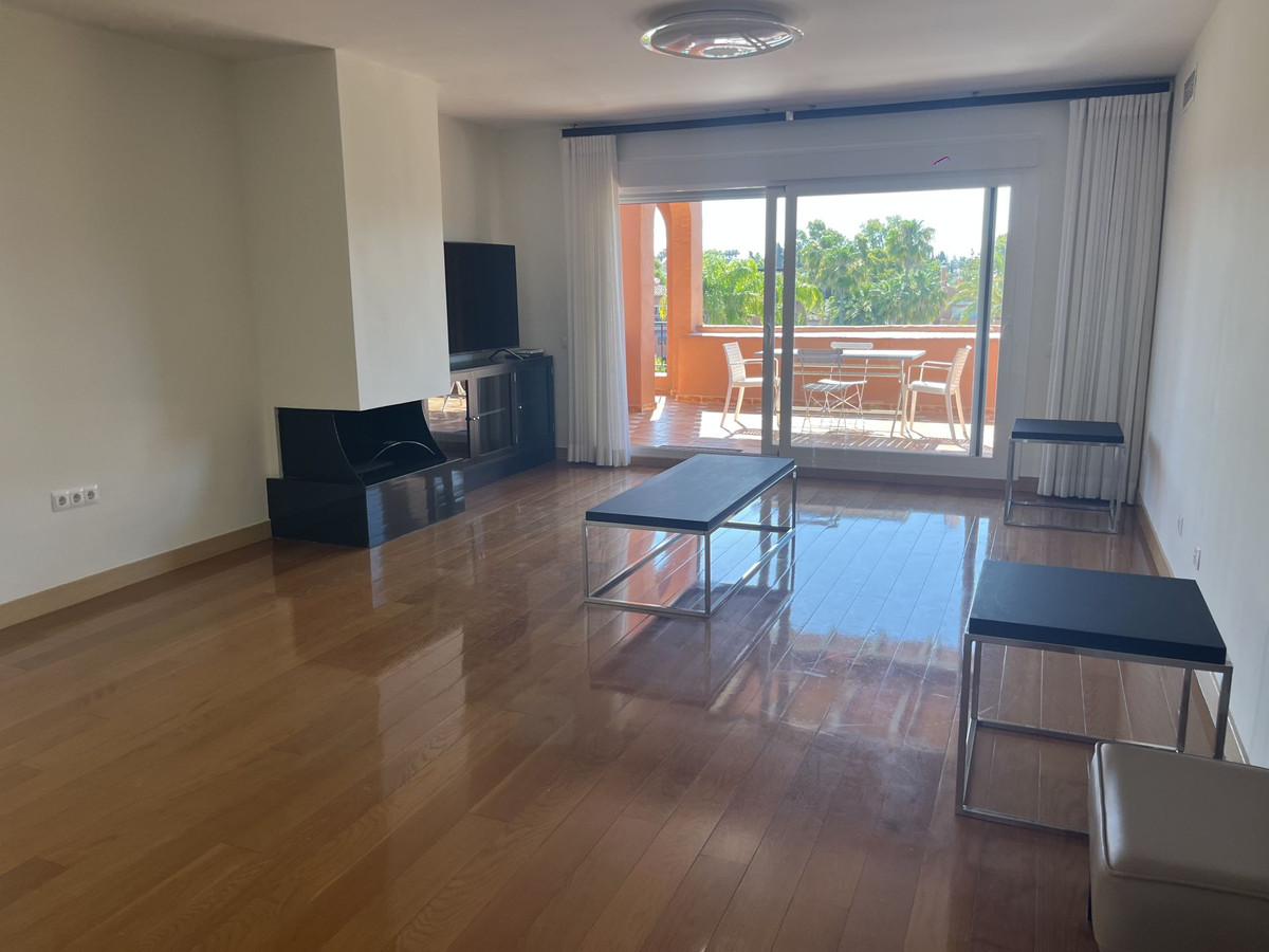 3 Bedroom Apartment for Sale in Estepona — 8