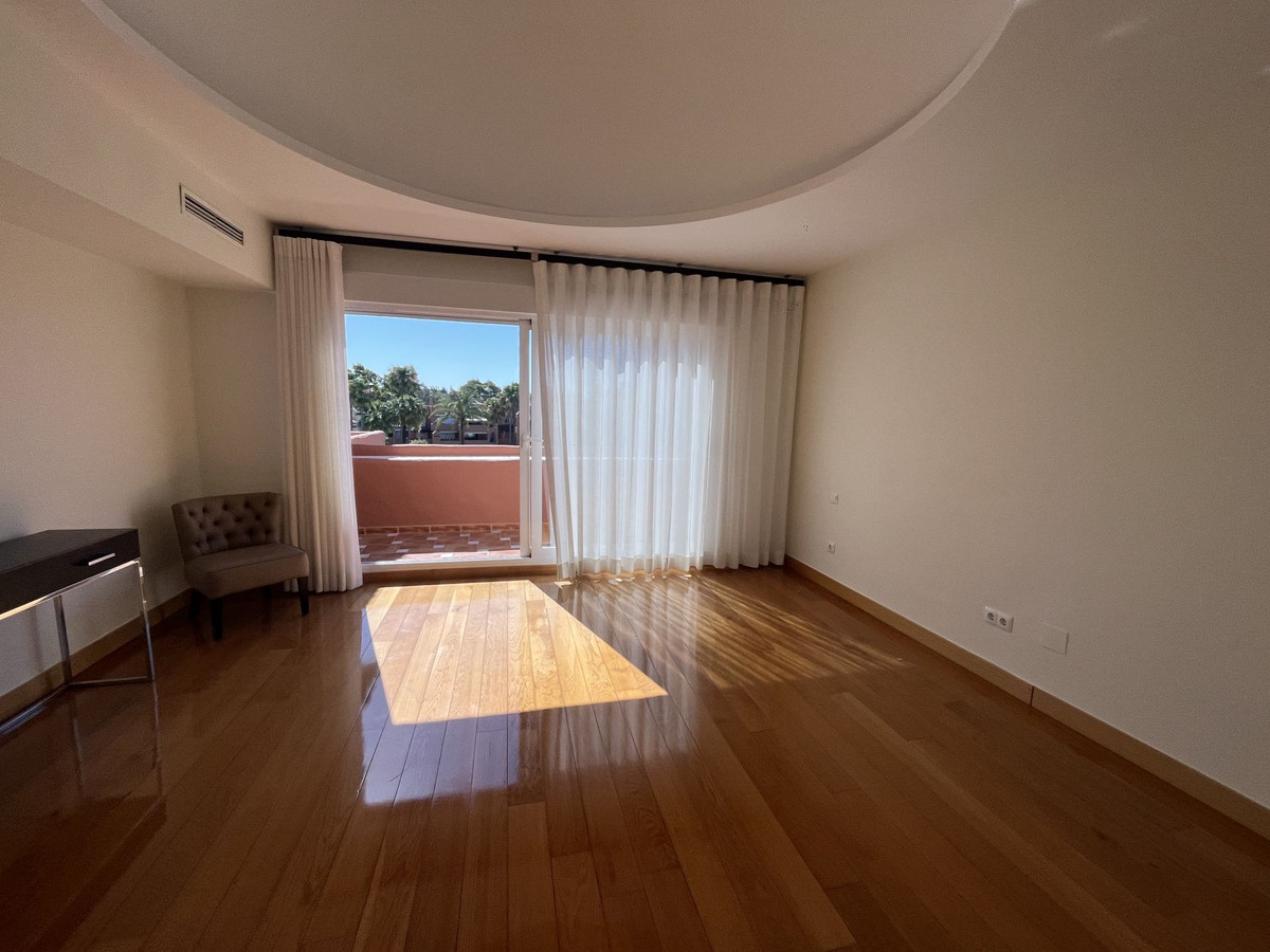 3 Bedroom Apartment for Sale in Estepona — 9