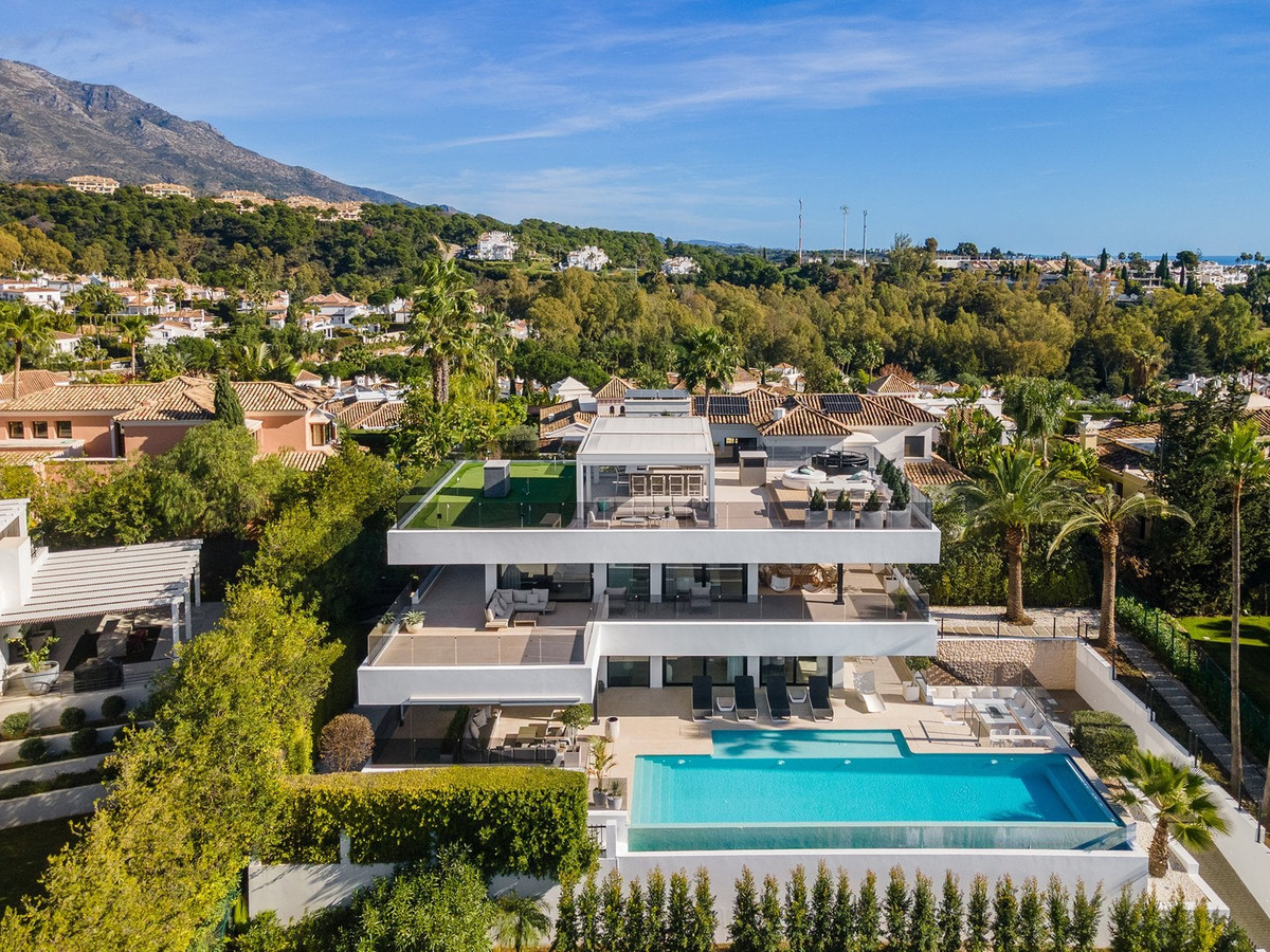 5 Bedroom Villa for Sale in Nueva Andalucía