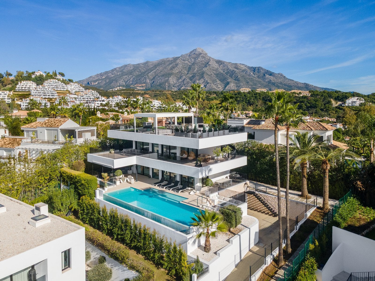 5 Bedroom Villa for Sale in Nueva Andalucía — 2