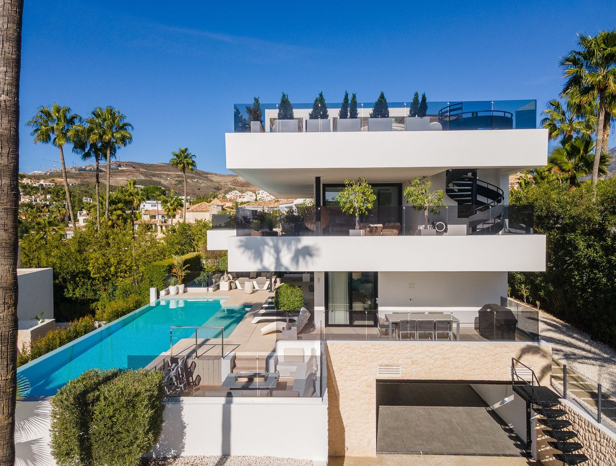5 Bedroom Villa for Sale in Nueva Andalucía — 3