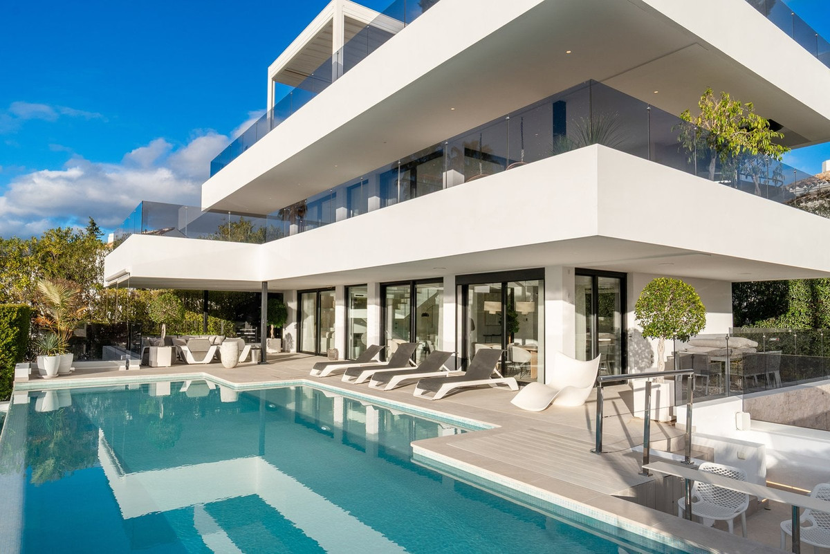 5 Bedroom Villa for Sale in Nueva Andalucía — 5