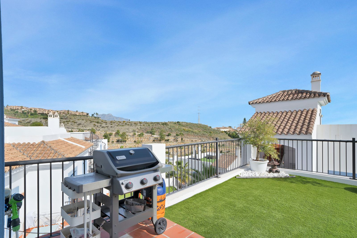 3 Bedroom Apartment for Sale in El Paraiso — 2