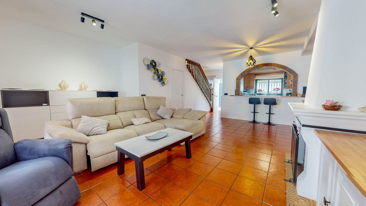 4 Bedroom Villa for Sale in Benahavís — 2