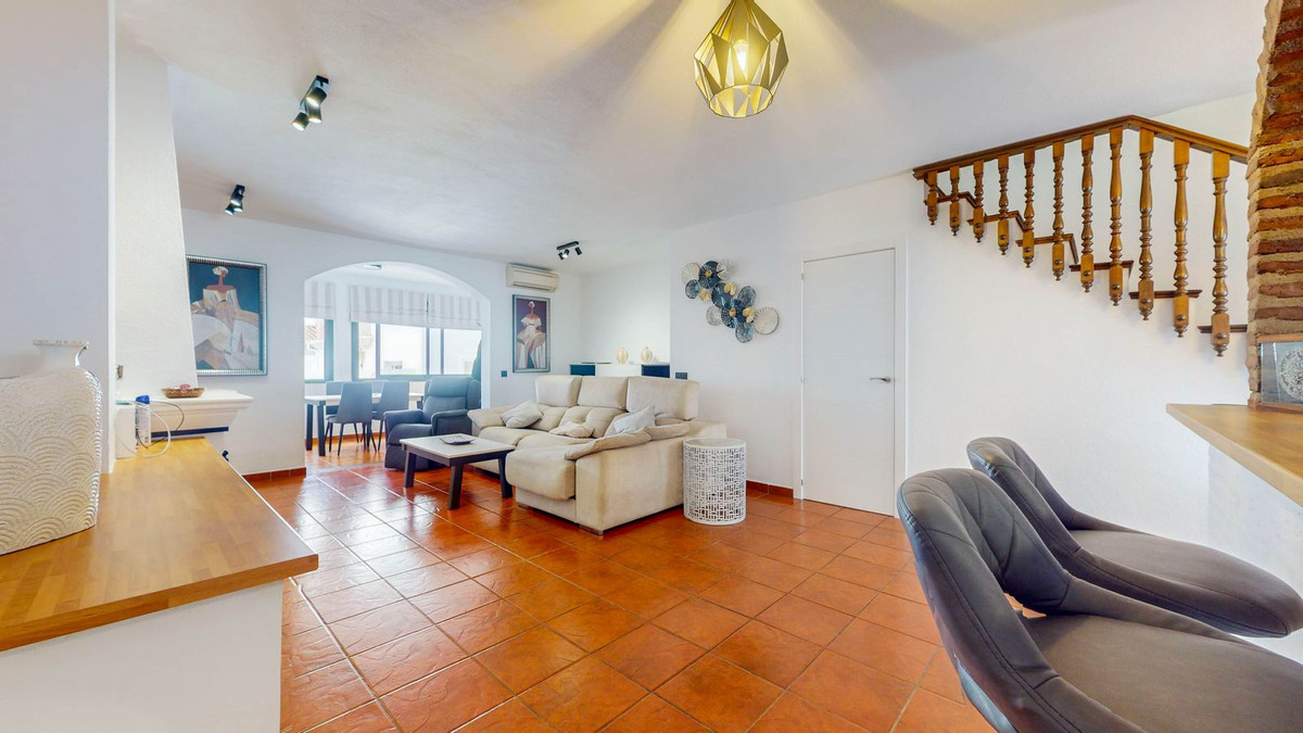 4 Bedroom Villa for Sale in Benahavís — 3