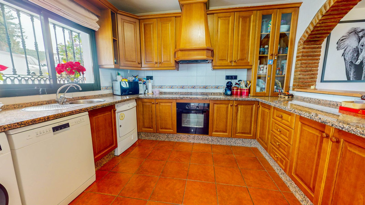 4 Bedroom Villa for Sale in Benahavís — 6