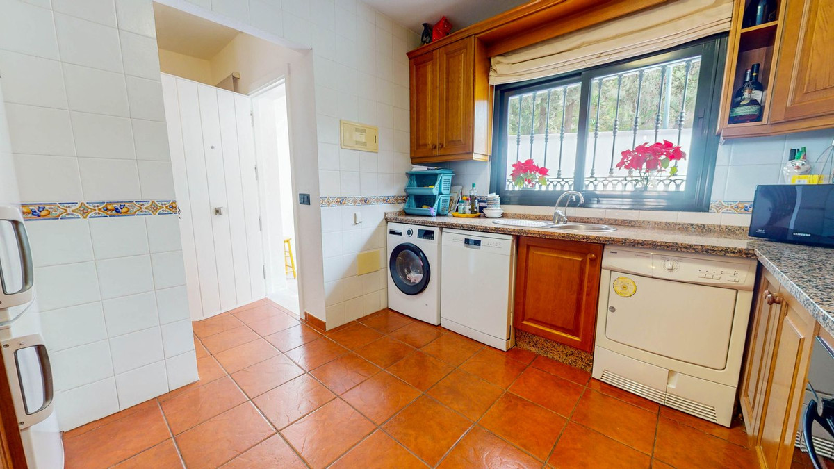 4 Bedroom Villa for Sale in Benahavís — 8
