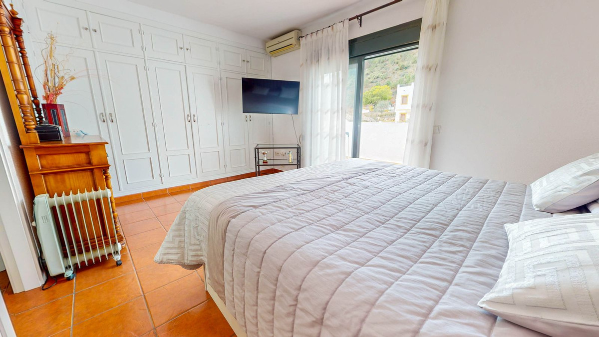 4 Bedroom Villa for Sale in Benahavís — 9