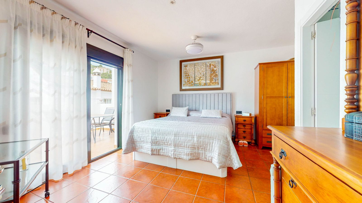 4 Bedroom Villa for Sale in Benahavís — view 10