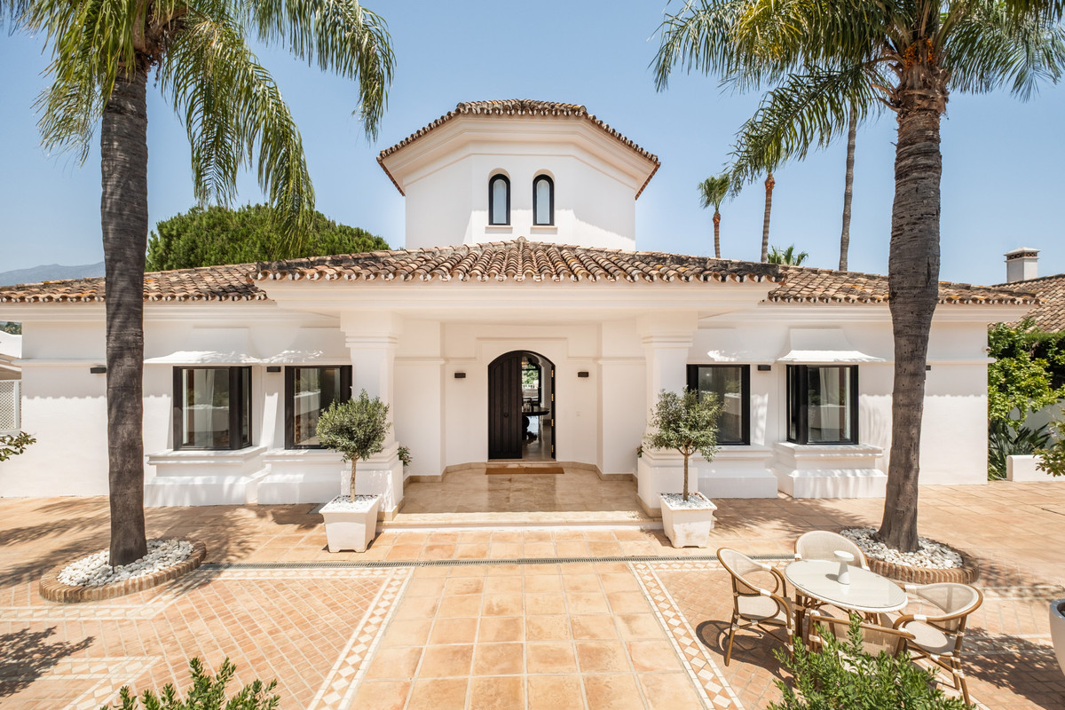 7 Bedroom Villa for Sale in Aloha