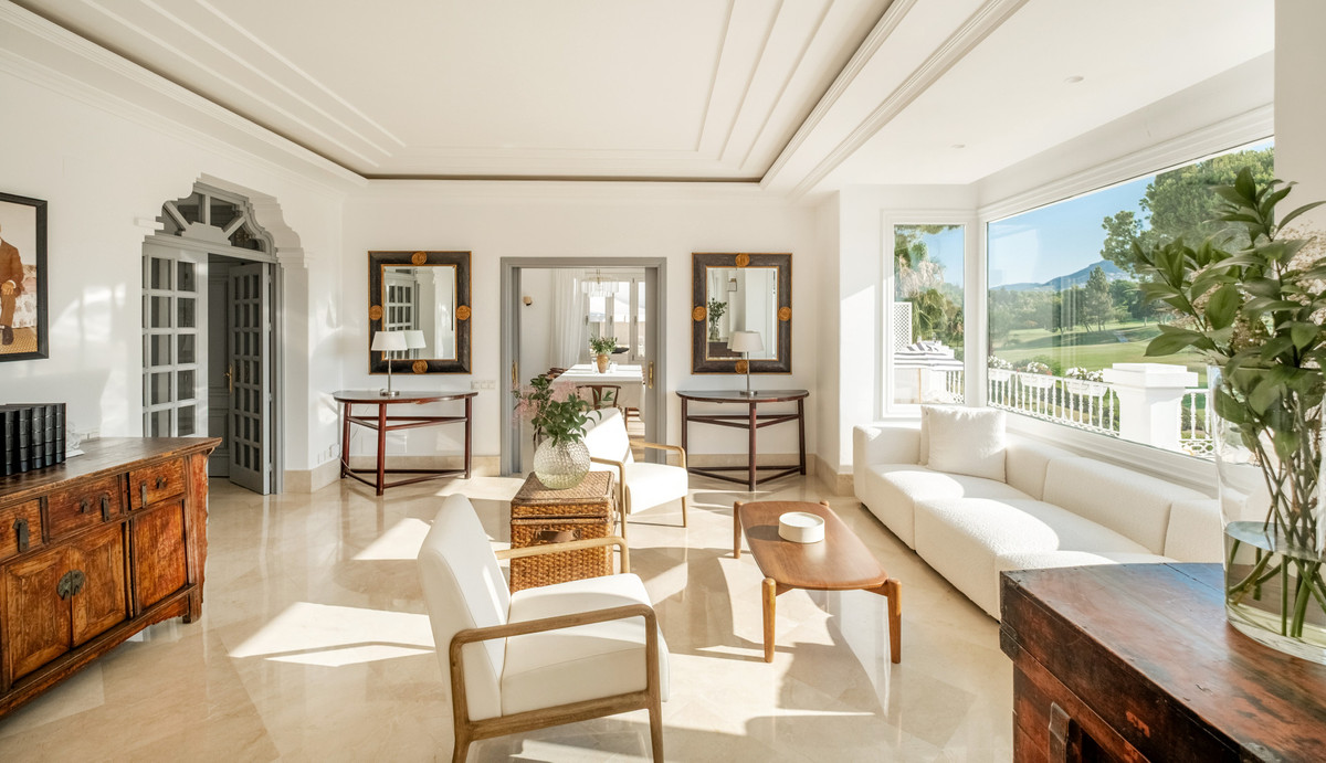 7 Bedroom Villa for Sale in Aloha — 7