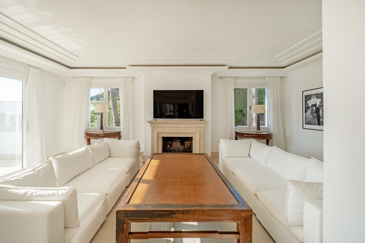 7 Bedroom Villa for Sale in Aloha — view 10
