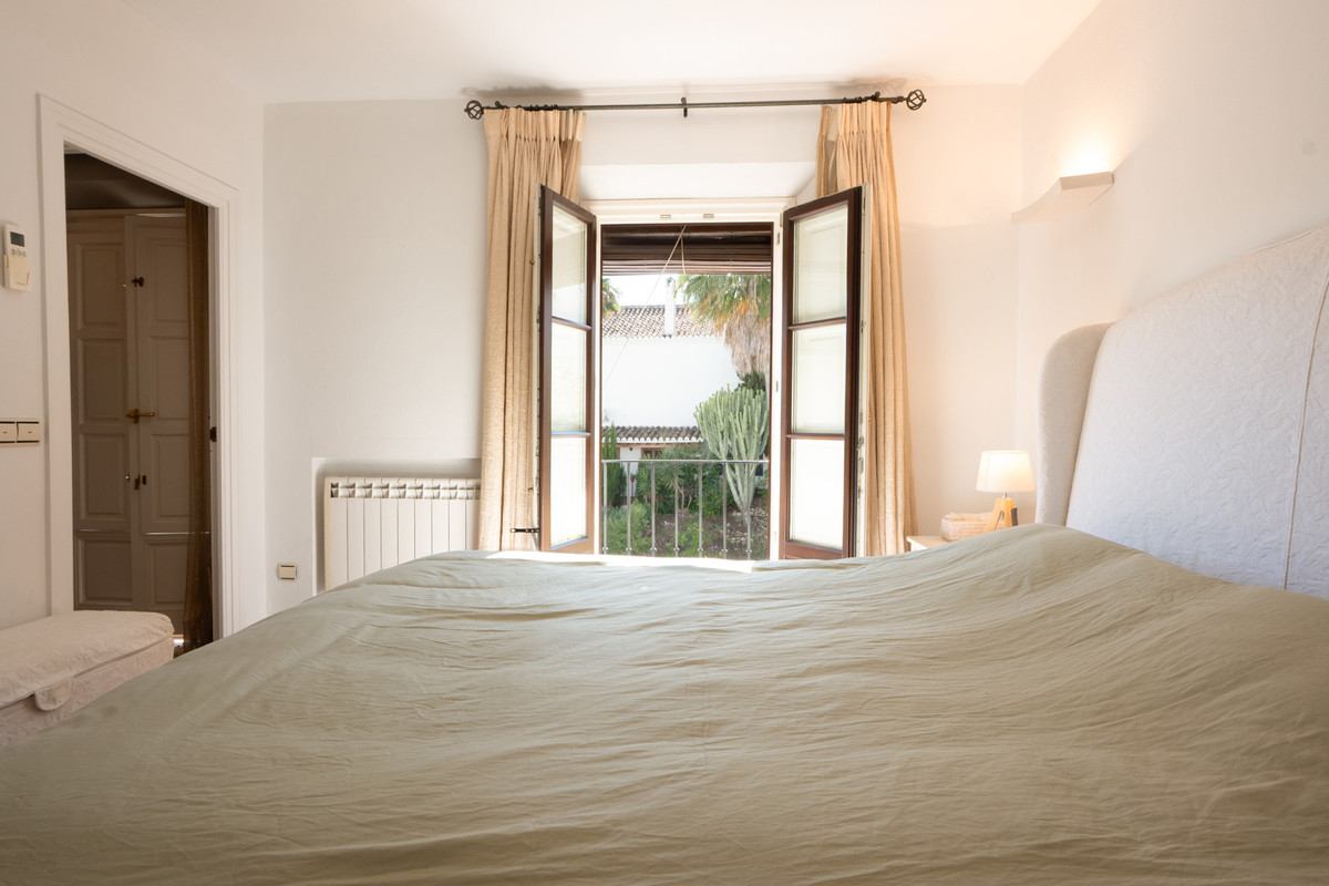 2 Bedroom Villa for Sale in The Golden Mile — view 10