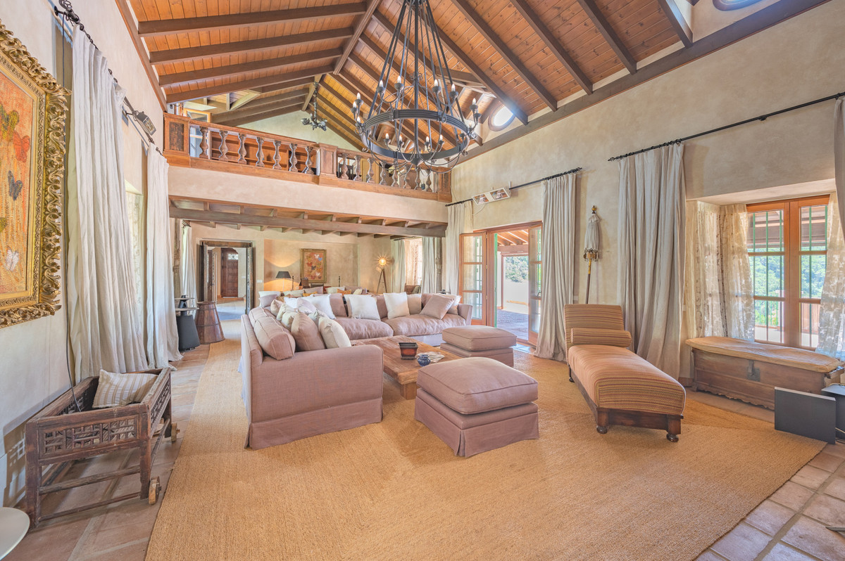 10 Bedroom Villa for Sale in Estepona — 2