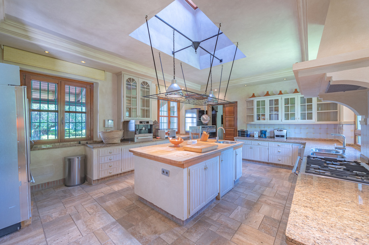 10 Bedroom Villa for Sale in Estepona — 3