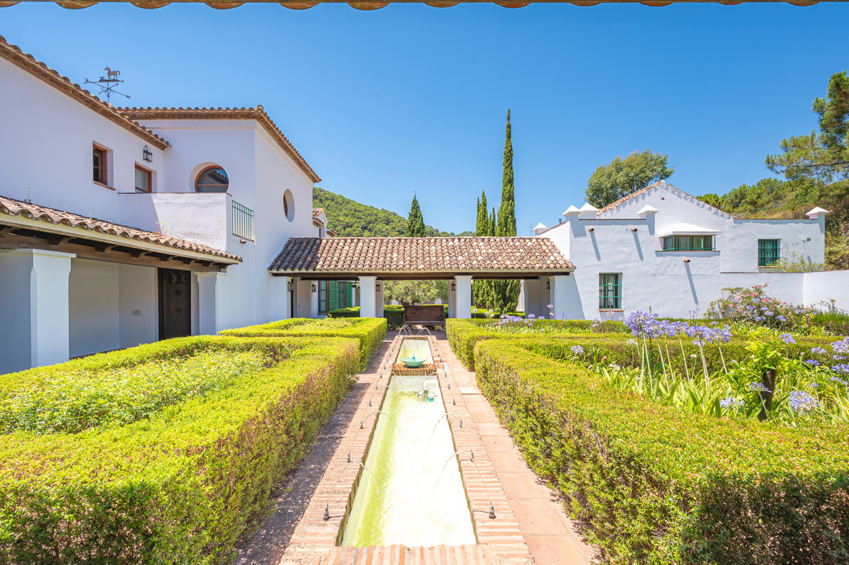 10 Bedroom Villa for Sale in Estepona — 4