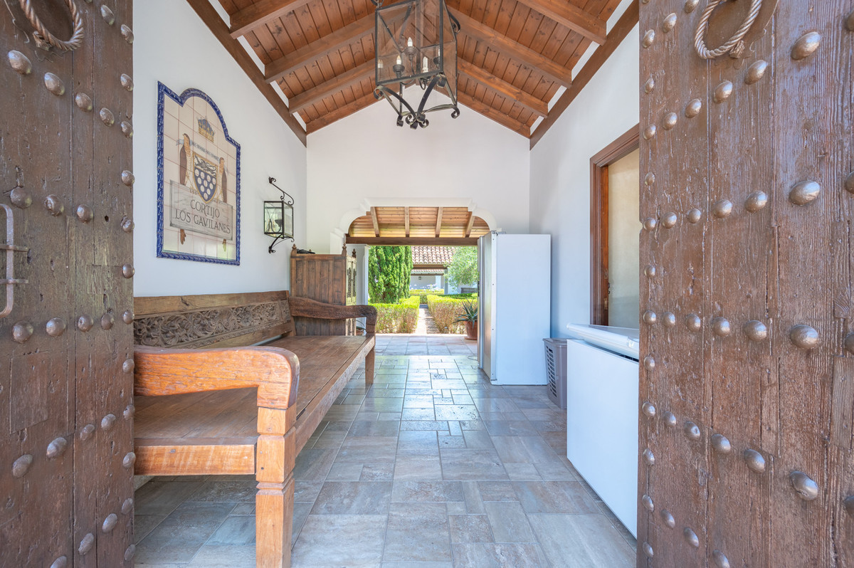 10 Bedroom Villa for Sale in Estepona — 6